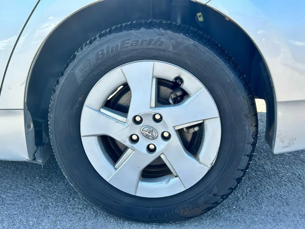 2011-toyota-prius-big-16