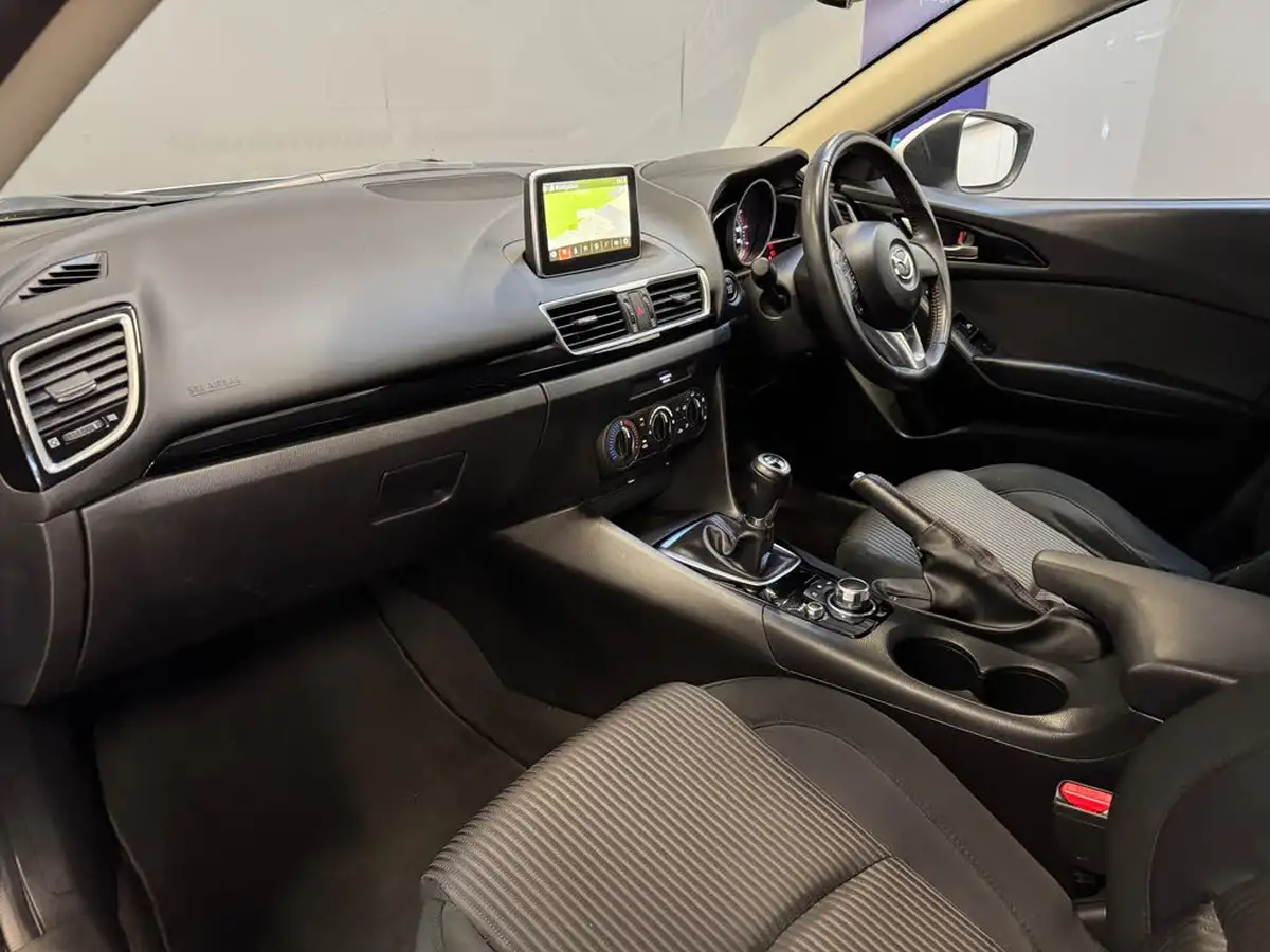 2016-mazda-mazda3-15-se-nav-big-11