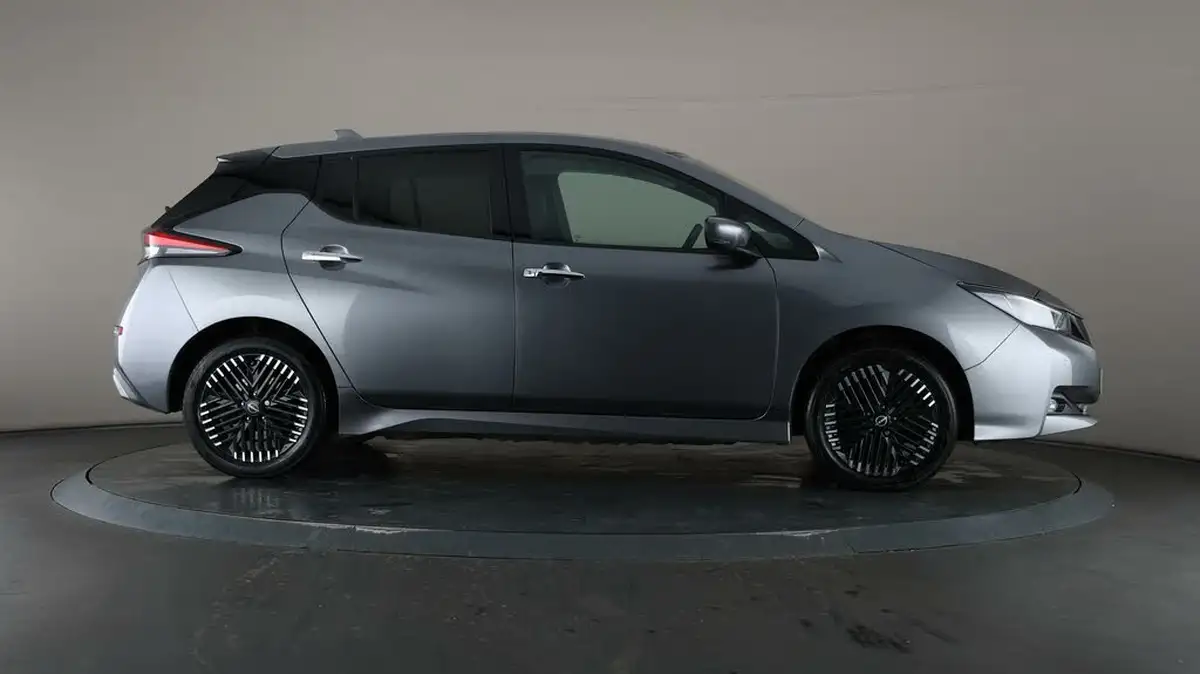2022-nissan-leaf-e-e-tekna-59kwh-big-8