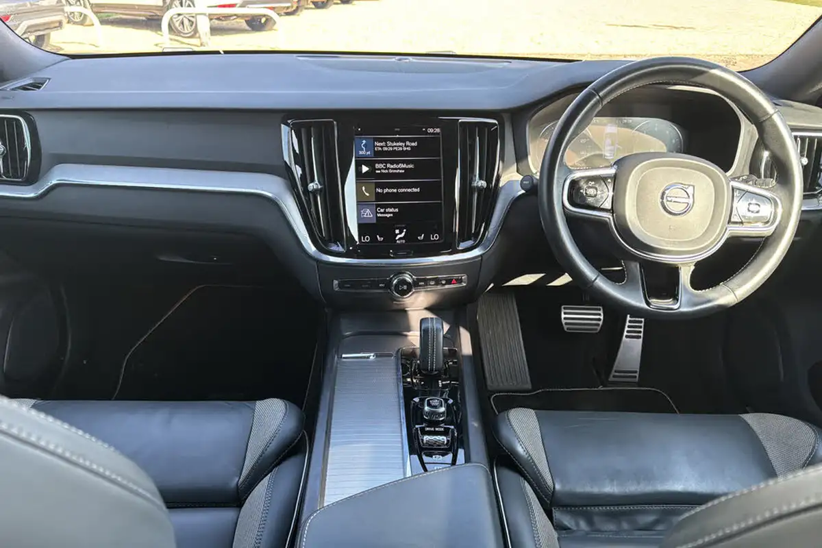 2021-volvo-v60-20-b4-r-design-big-7