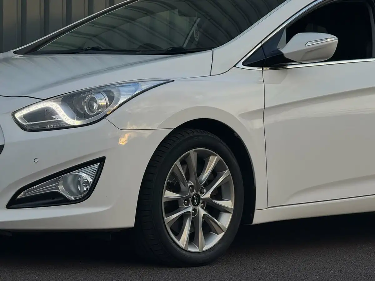 2014-hyundai-i40-17td-style-134bhp-estate-5d-big-12