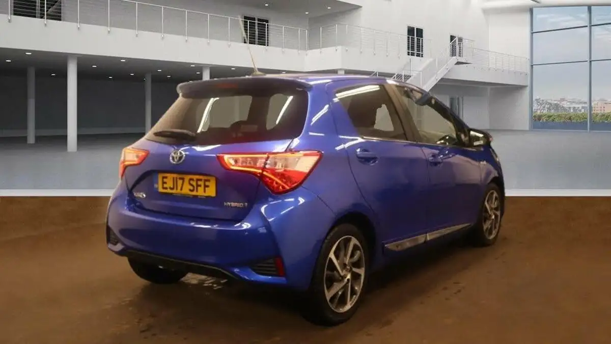 2017-toyota-yaris-15-vvt-i-excel-hybrid-15in-alloys-big-3