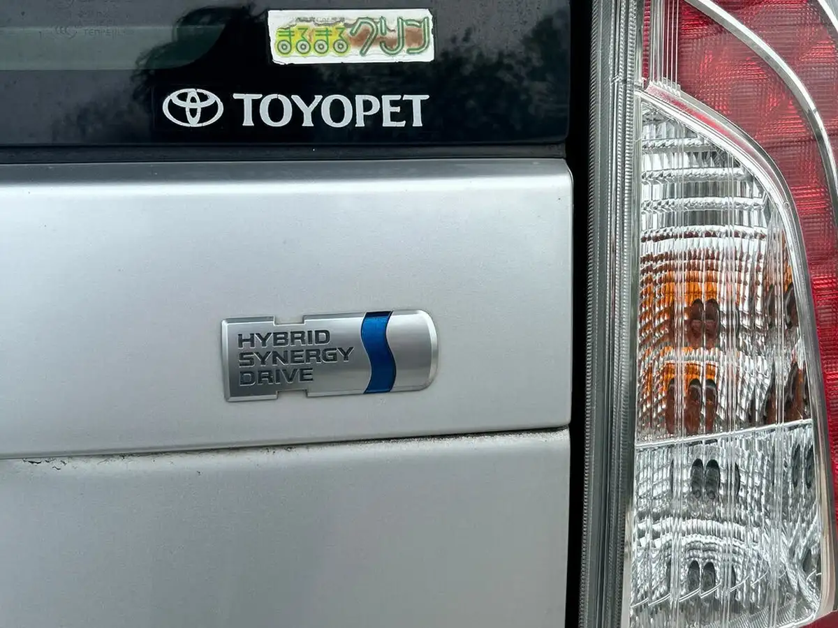2012-toyota-prius-big-13
