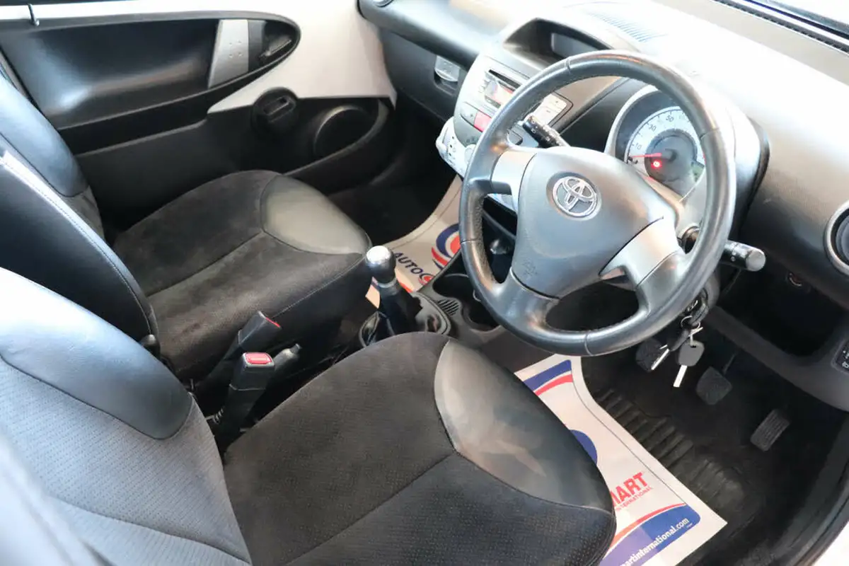 2013-toyota-aygo-10-aygo-ice-5d-big-14