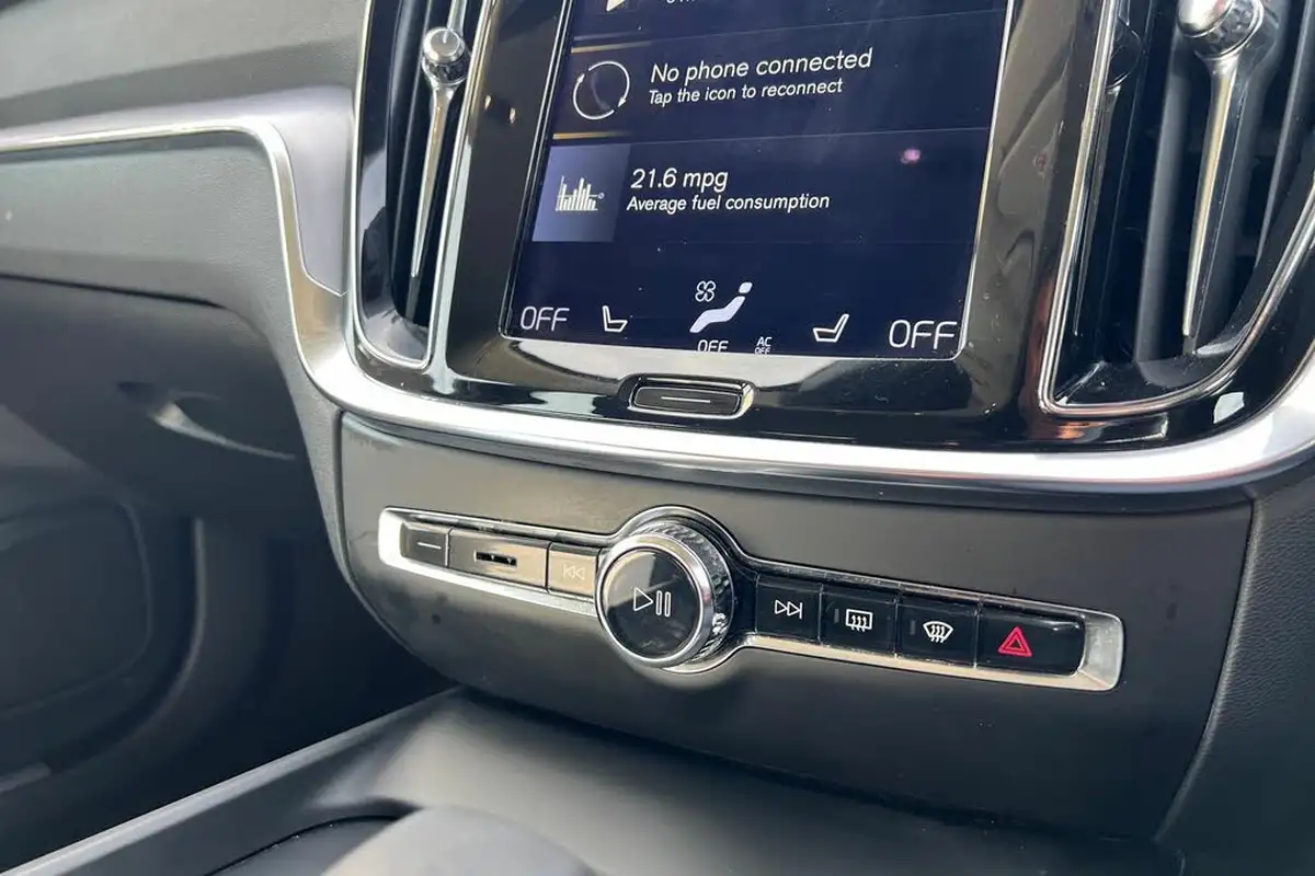 2021-volvo-v60-20-b4-momentum-big-13