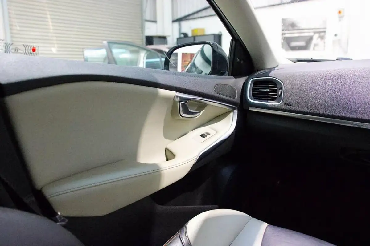 2014-volvo-v40-16td-d2-cross-country-lux-nav-big-28
