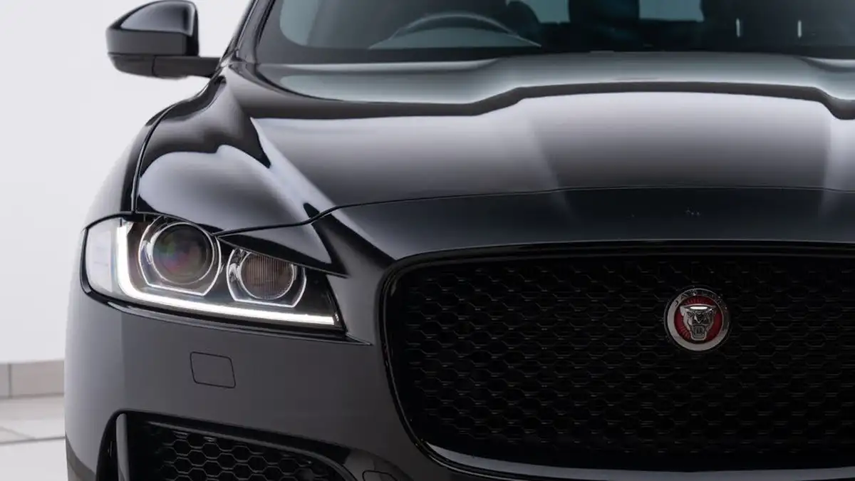 2020-jaguar-f-pace-20i-chequered-flag-big-6
