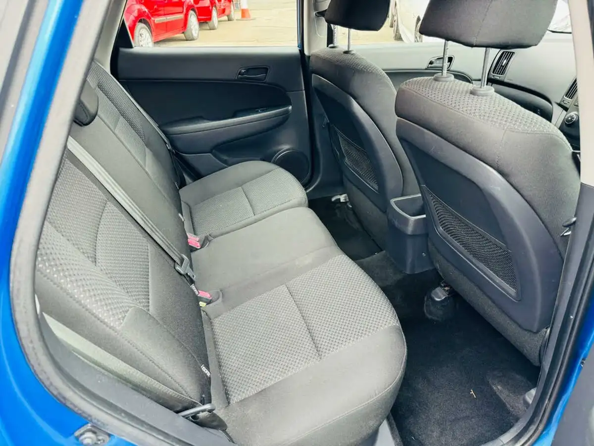 2011-hyundai-i30-16td-comfort-115ps-hatchback-auto-big-13