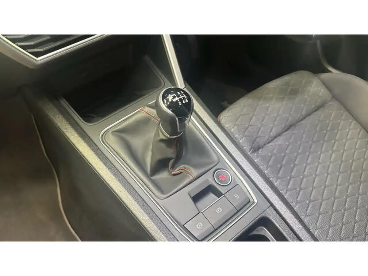 2022-seat-leon-big-12