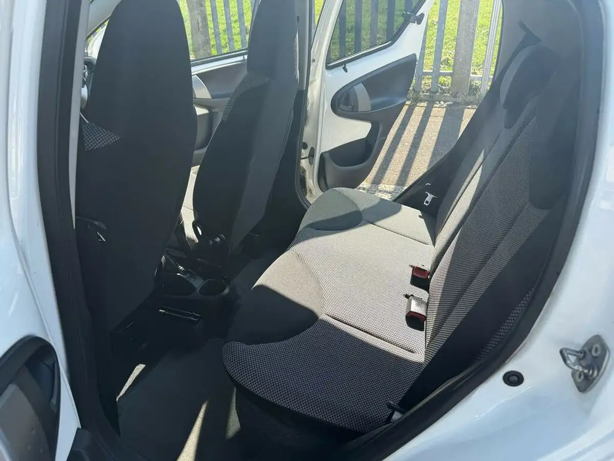 2013-toyota-aygo-10-mode-5d-big-18