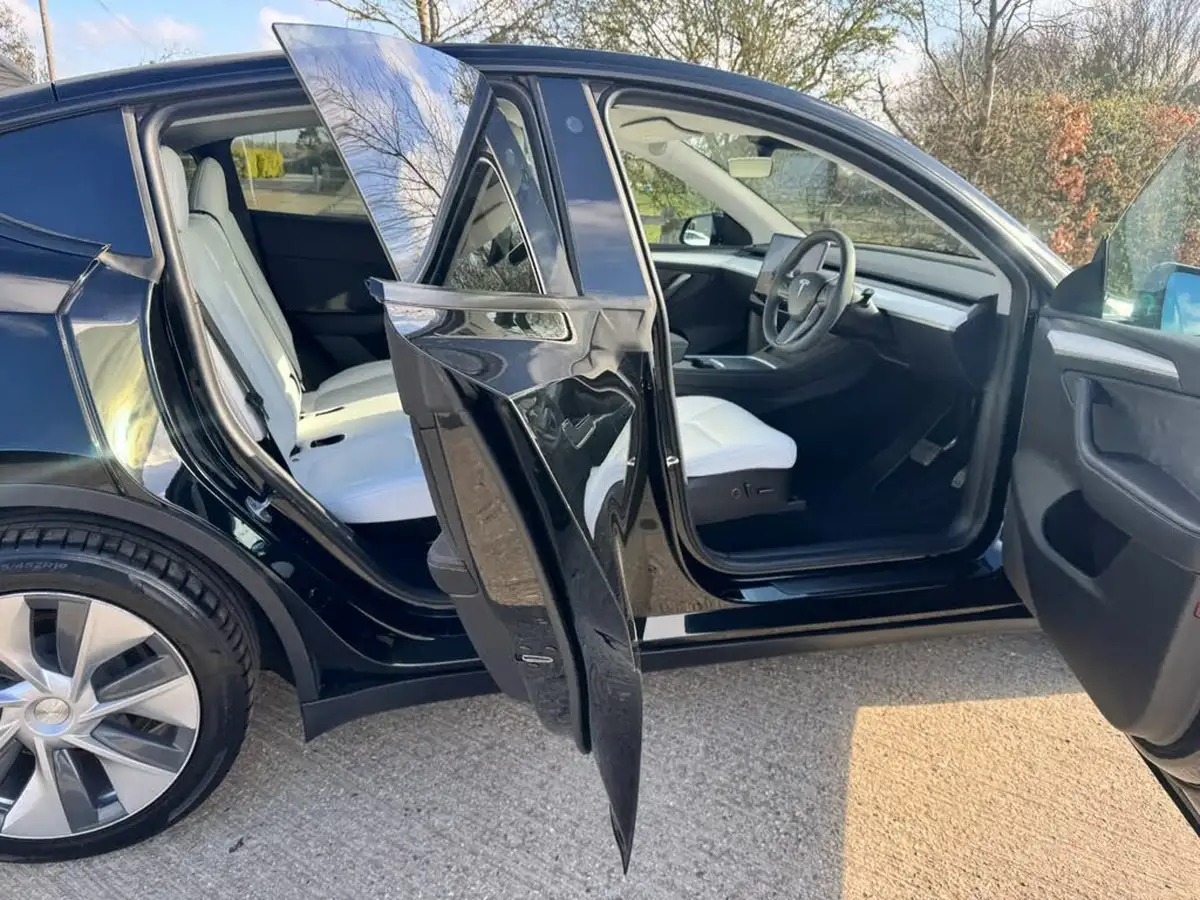 2023-tesla-model-y-e-long-range-big-16