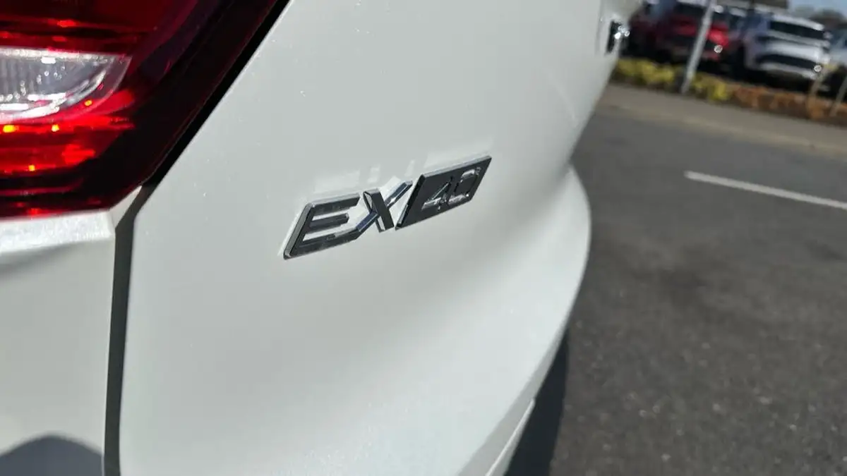 2025-volvo-ex40-e-ultra-big-30