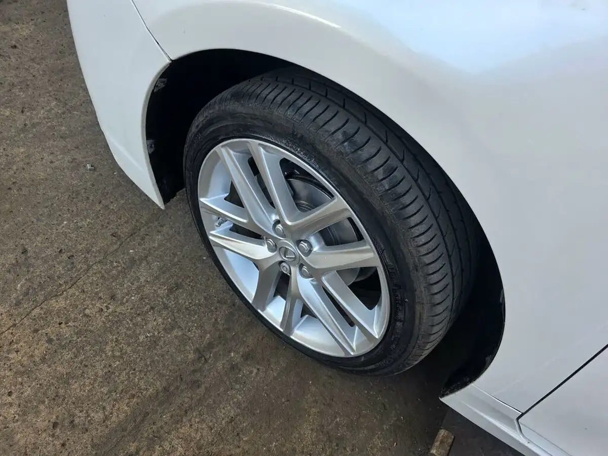 2015-lexus-ct-200h-18-advance-cvt-big-41