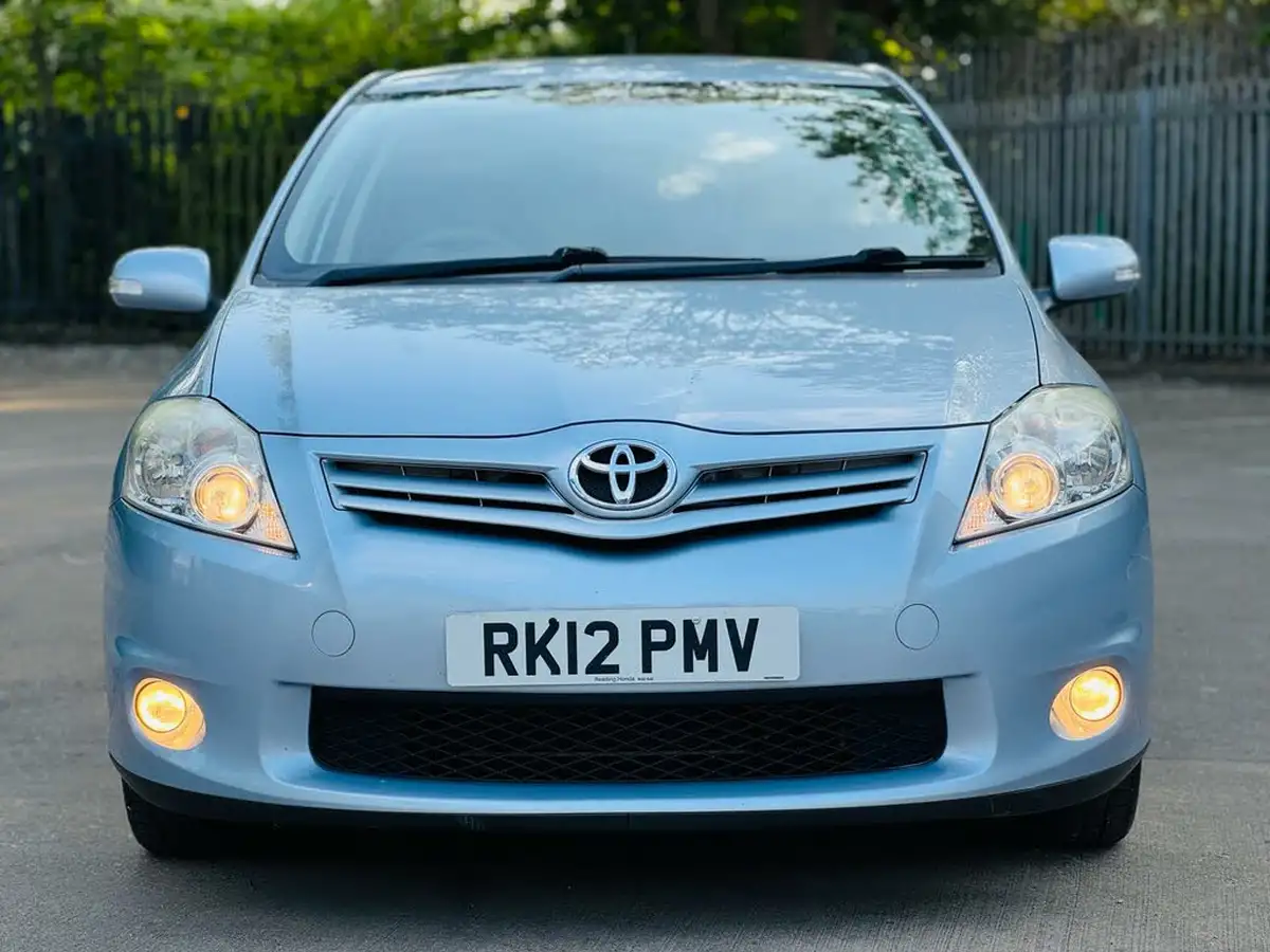 2012-toyota-auris-16-tr-big-5