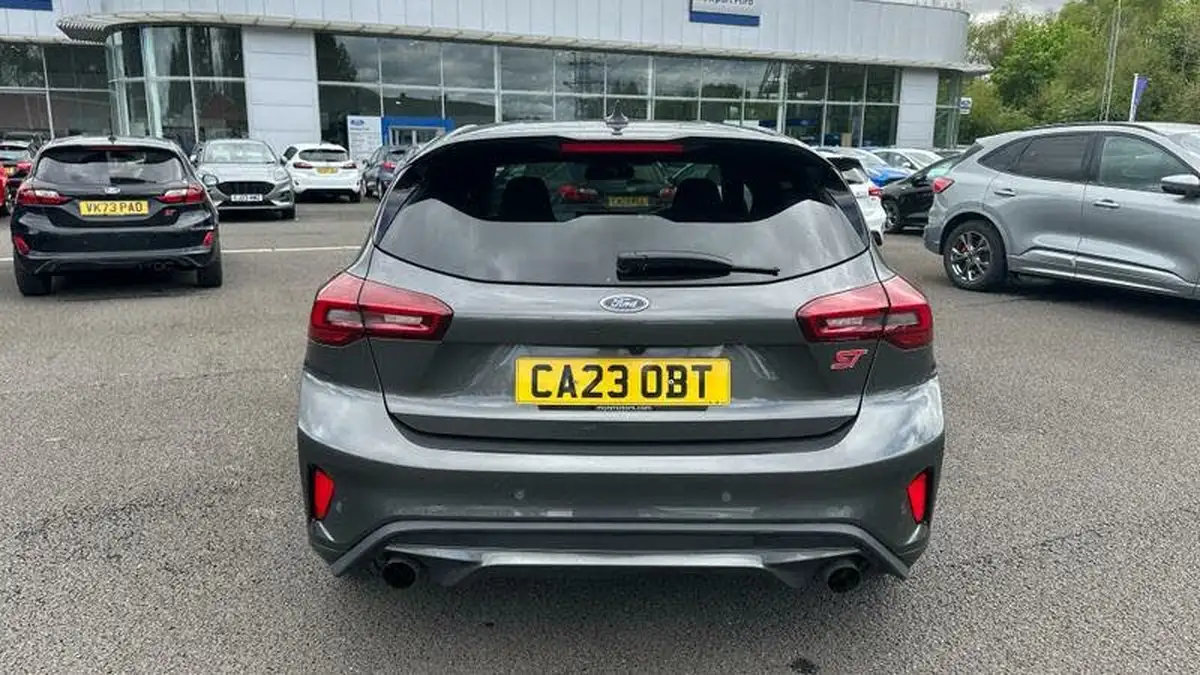 2023-ford-focus-23t-st-hatchback-big-19