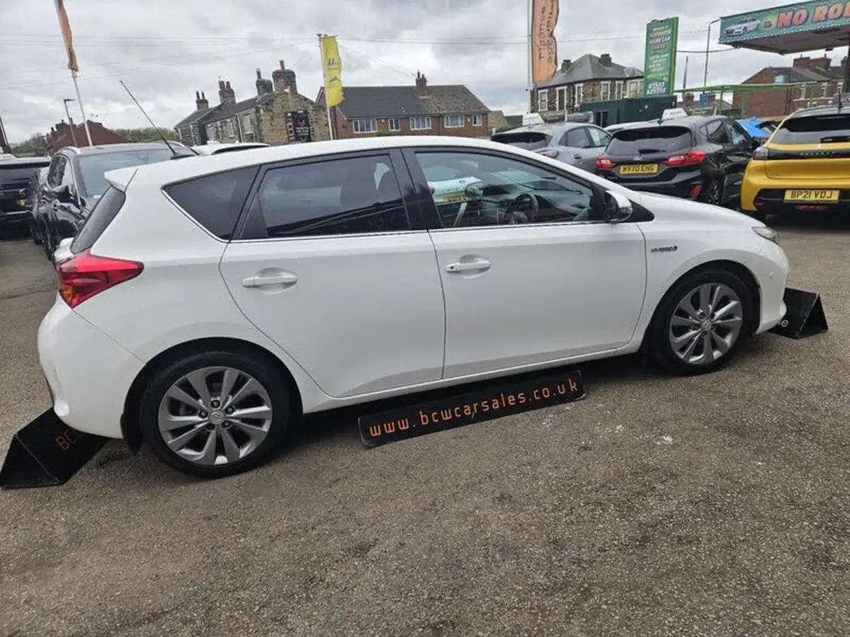 2015-toyota-auris-18-vvt-i-hsd-excel-hatchback-e-cvt-big-2