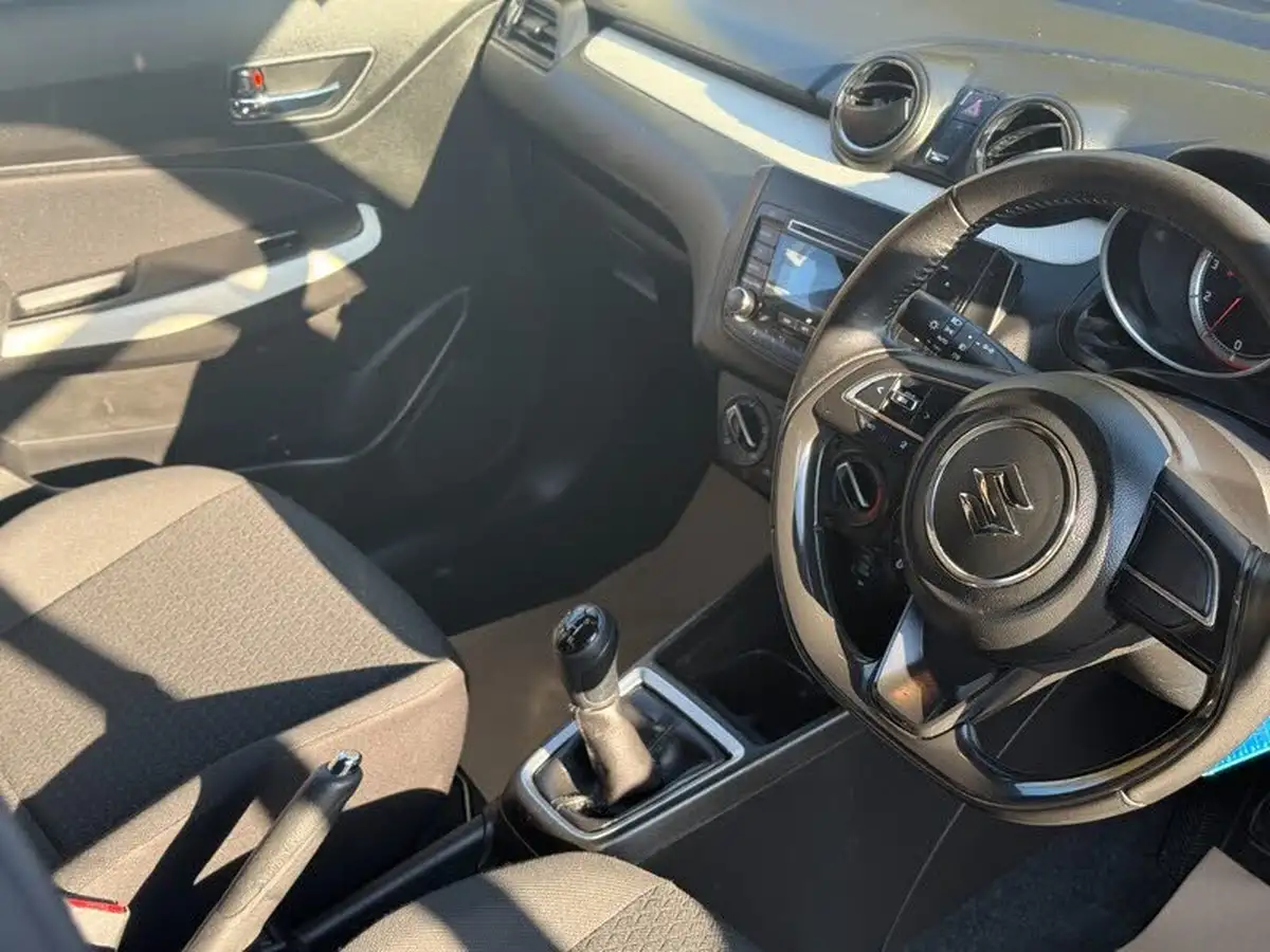 2019-suzuki-swift-12-dualjet-attitude-big-6
