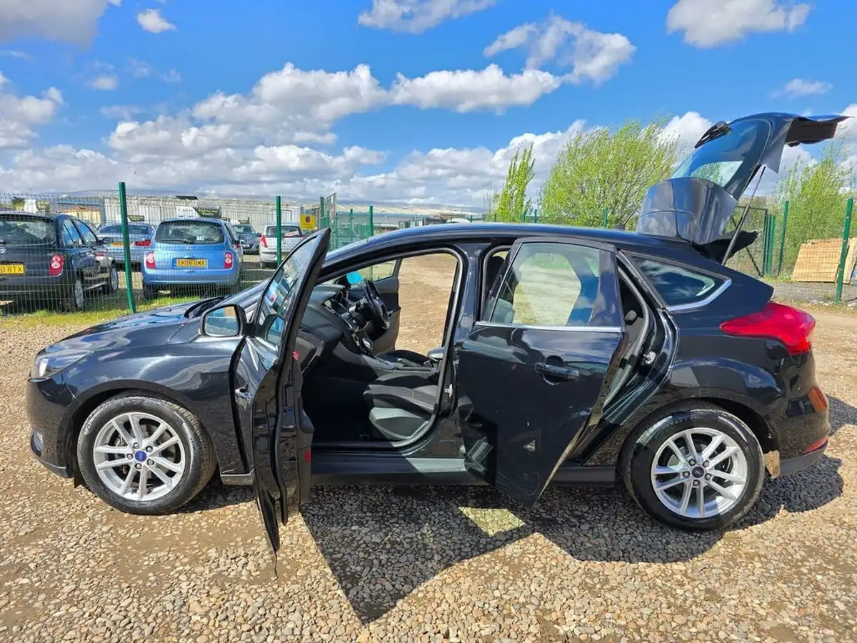 2015-ford-focus-16-zetec-hatchback-big-13