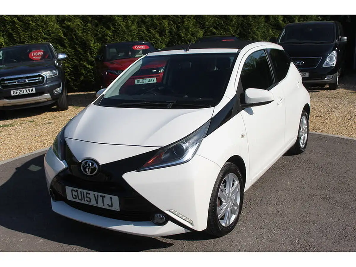 2015-toyota-aygo-10-x-pression-x-wave-x-tra-convenience-x-nav-big-2