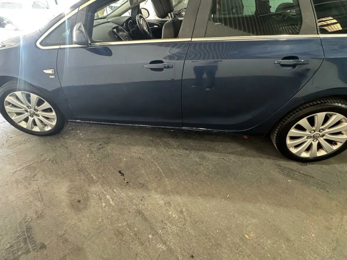 2011-vauxhall-astra-16-se-16v-vvt-115ps-estate-big-10