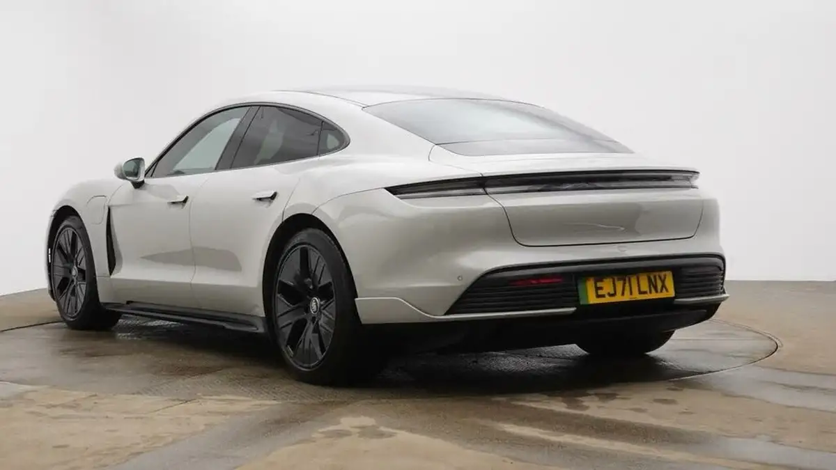 2021-porsche-taycan-e-base-476ps-performance-battery-plus-big-2