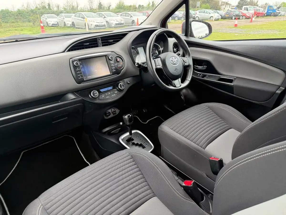 2017-toyota-yaris-15-vvt-i-icon-navi-hybrid-big-8