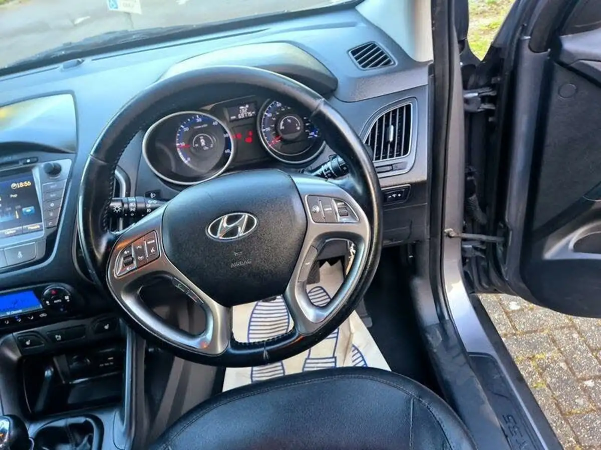 2015-hyundai-ix35-17td-se-nav-big-15