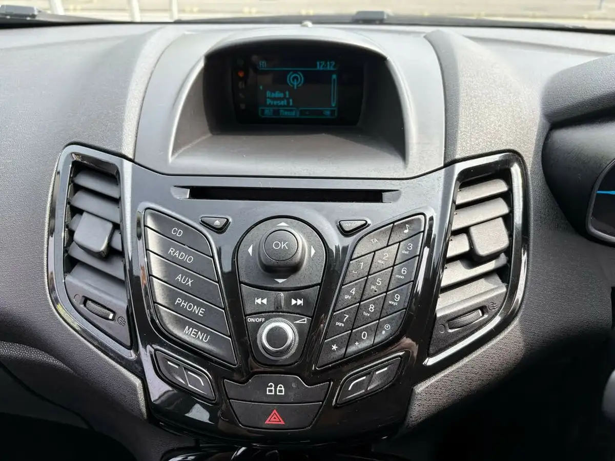 2013-ford-fiesta-10-zetec-80ps-ss-3d-big-13