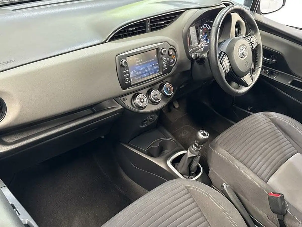 2017-toyota-yaris-15-vvt-i-icon-navi-big-8