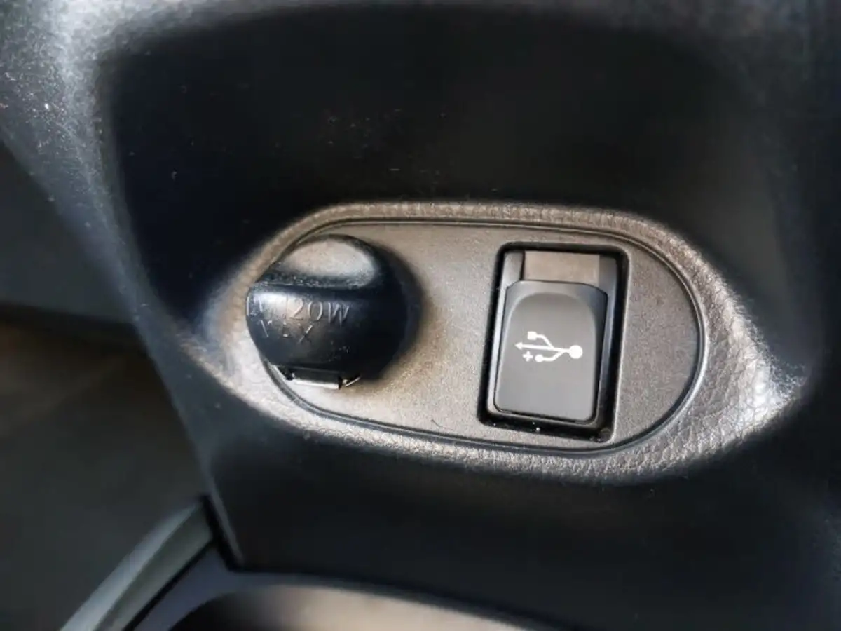 2015-toyota-yaris-15-vvt-i-sport-hybrid-big-18