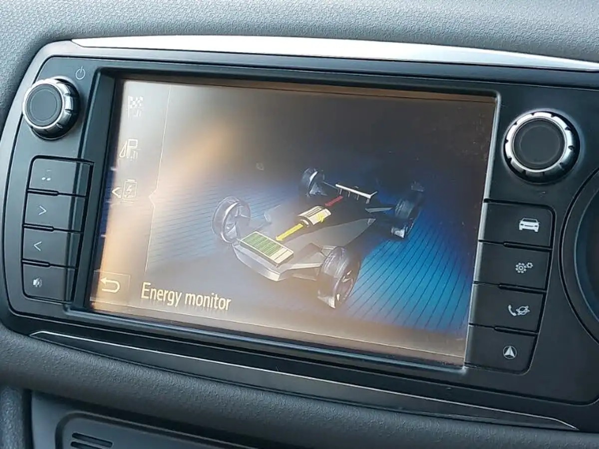 2015-toyota-yaris-15-vvt-i-sport-hybrid-big-14
