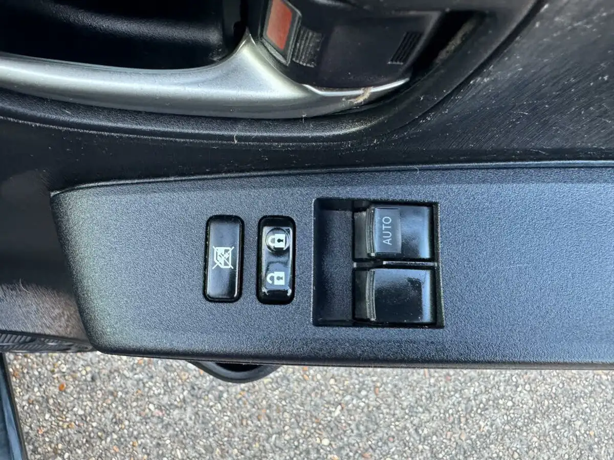 2014-toyota-yaris-15-vvt-i-icon-hybrid-big-46