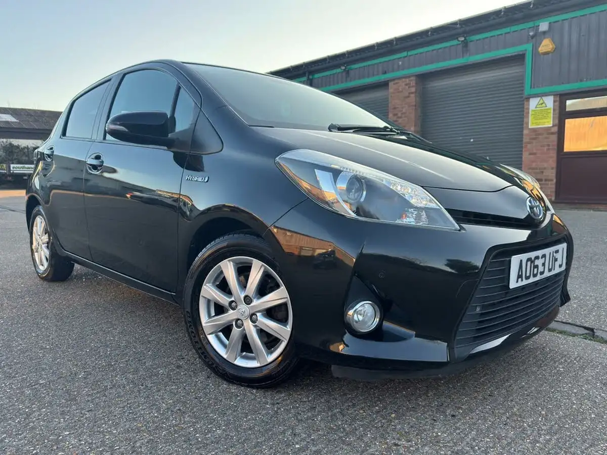 2014-toyota-yaris-15-vvt-i-icon-hybrid-big-0