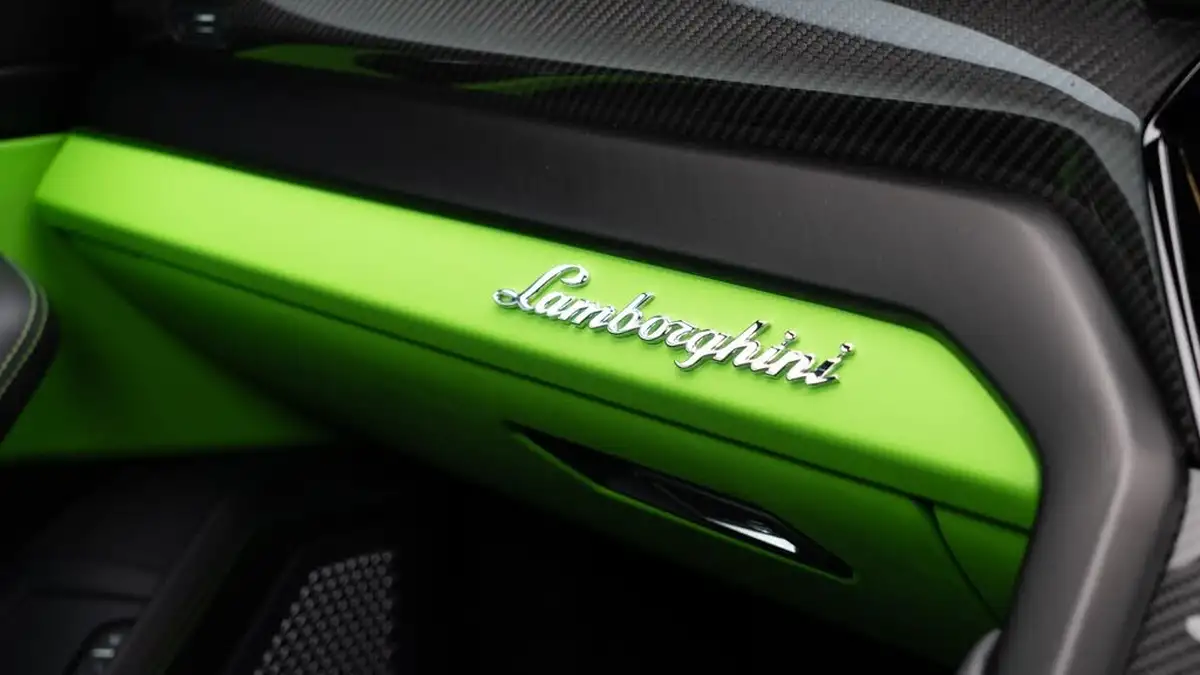 2023-lamborghini-urus-40-no-trim-big-29