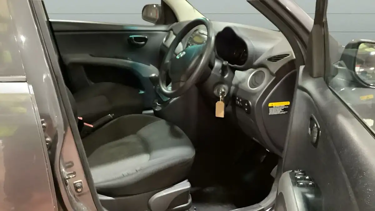 2011-hyundai-i10-12-active-big-2