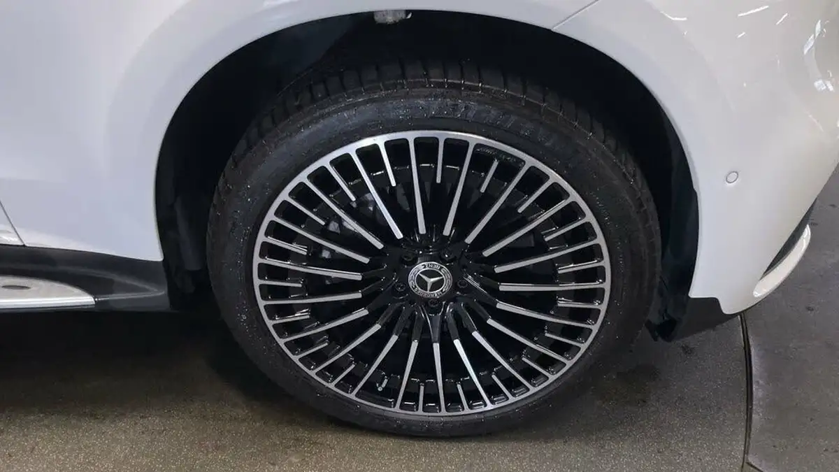 2020-mercedes-benz-eqc-big-11