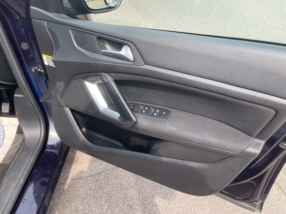 2015-peugeot-308-12-sportium-130bhp-big-17