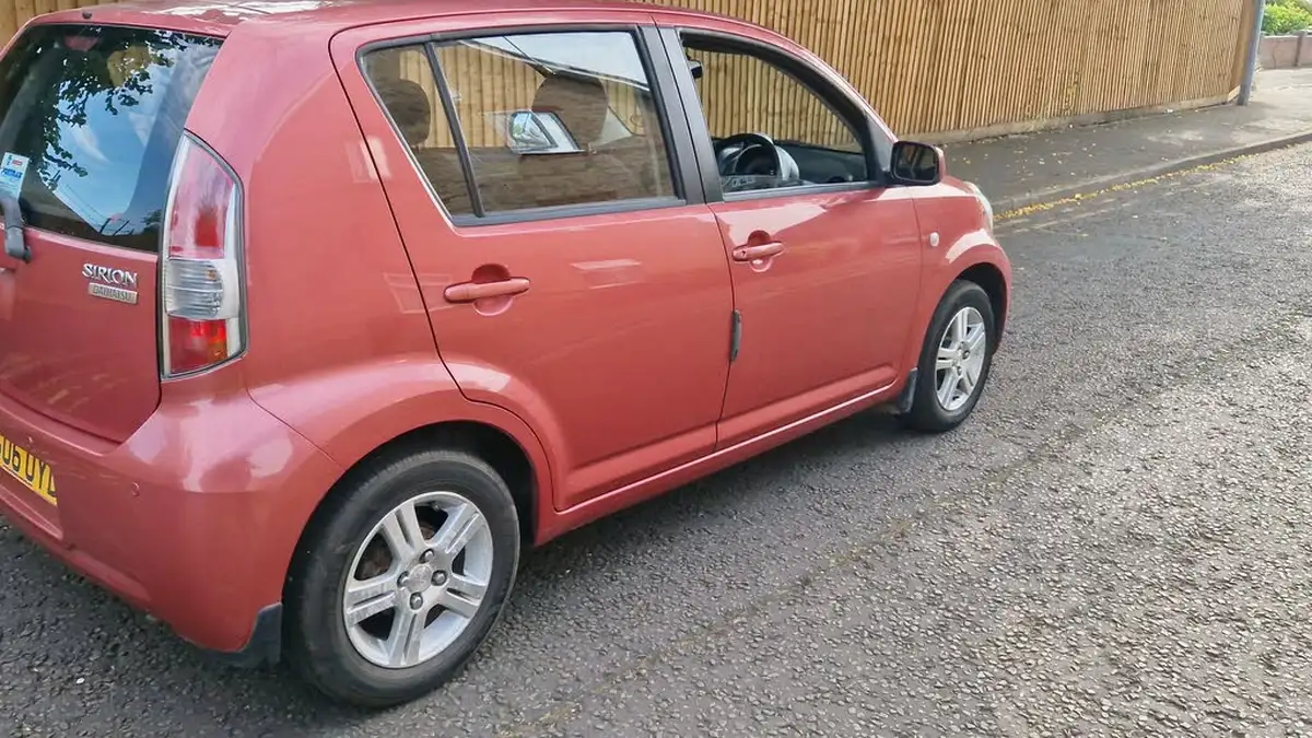 2006-daihatsu-sirion-13-se-auto-big-13