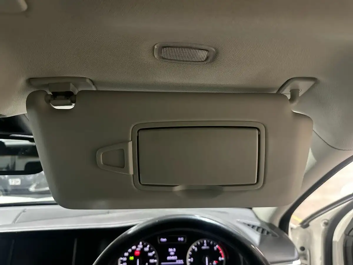 2017-infiniti-q30-15d-se-big-38