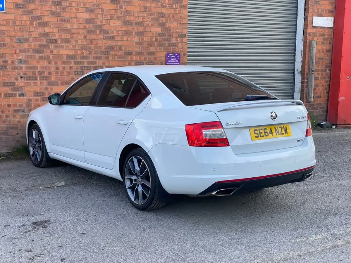 2015-skoda-octavia-20tdi-vrs-hatchback-big-24