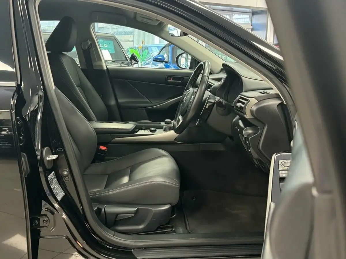 2019-lexus-is-300h-25-is-big-19