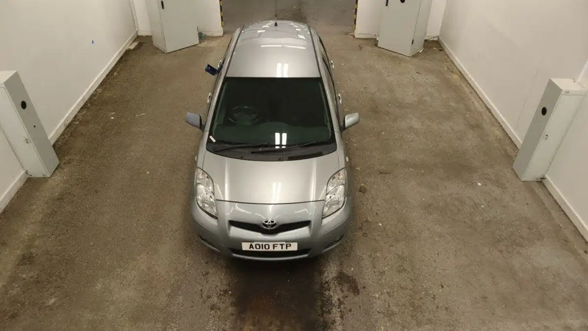 2010-toyota-yaris-133-tr-5d-big-6
