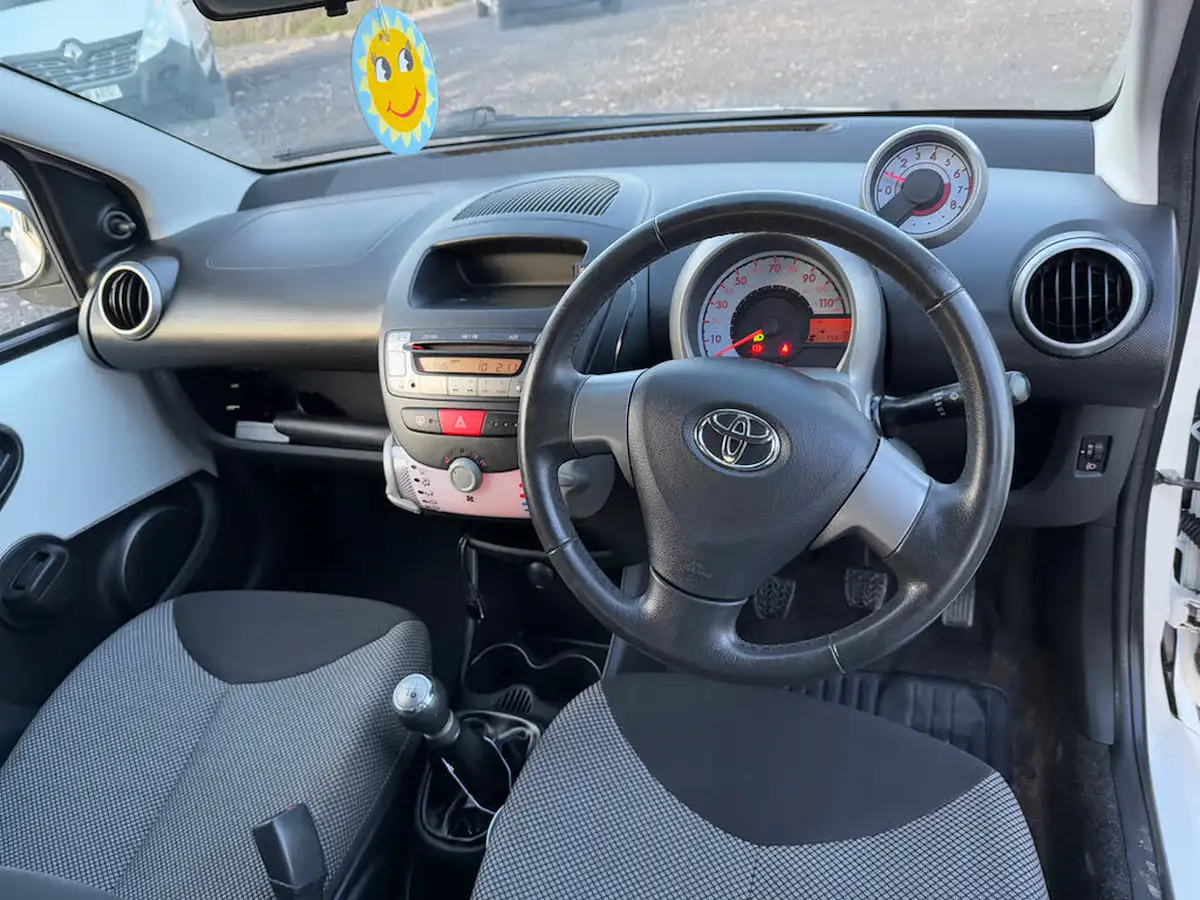 2012-toyota-aygo-10-aygo-fire-5d-big-13