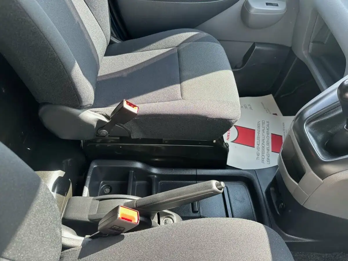 2019-nissan-nv200-15td-acenta-89bhp-crewcab-van-big-8