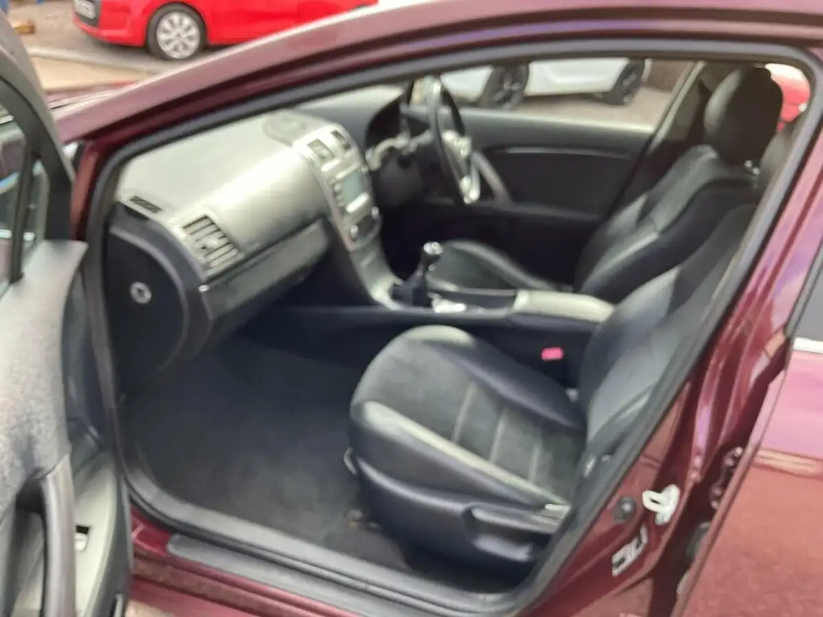 2015-toyota-avensis-20td-icon-business-edition-saloon-4d-big-15