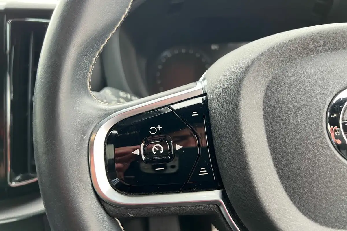 2021-volvo-xc60-20-t6-r-design-340bhp-big-10