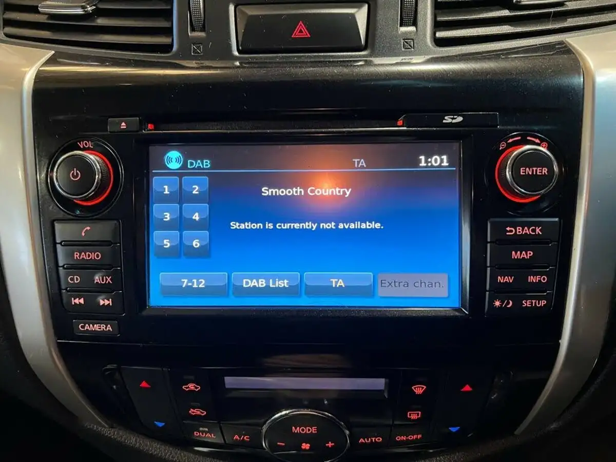 2017-nissan-navara-23dci-tekna-big-23