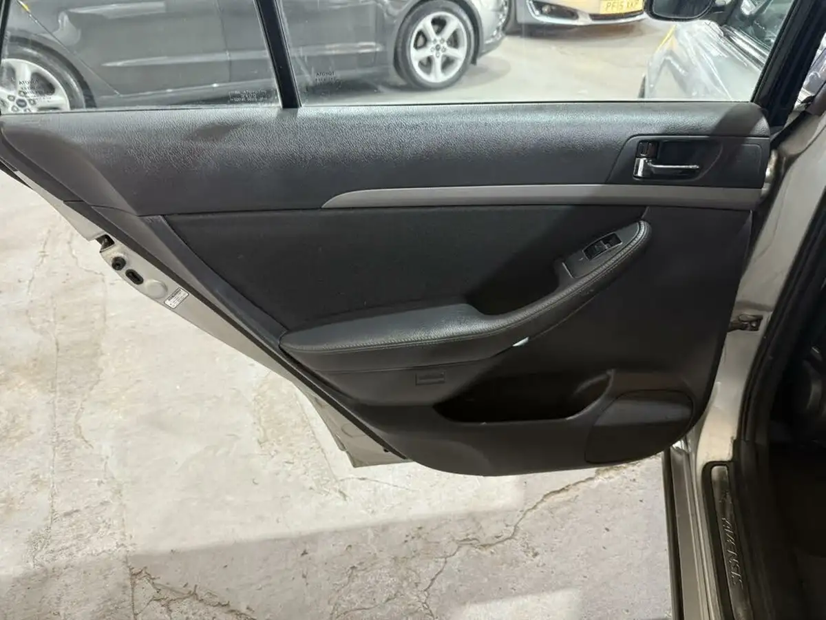 2007-toyota-avensis-20td-t3-x-estate-5d-big-10