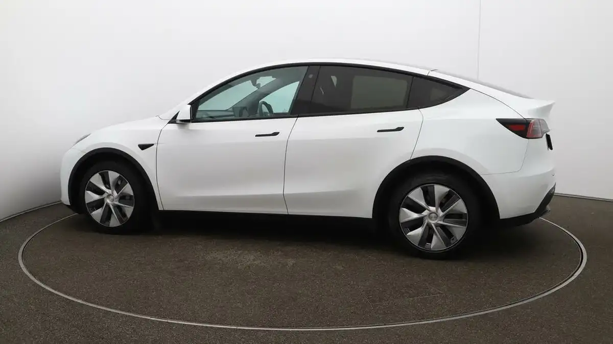 2022-tesla-model-y-e-long-range-big-51