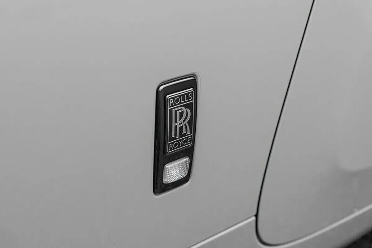 2021-rolls-royce-wraith-66-black-badge-big-32